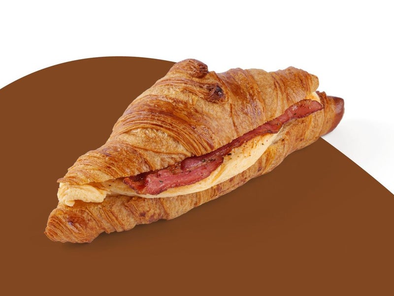 Croissant au bacon & omelette